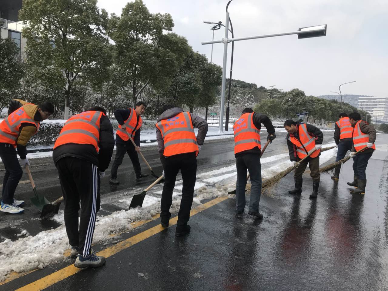 我公司項(xiàng)目部揮鍬鏟雪為群眾出行“開(kāi)道”