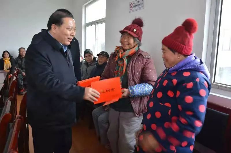 蘇州中設(shè)建設(shè)集團(tuán)黨委書記、董事長劉書華為淮安市洪澤東雙溝鎮(zhèn)宋莊村捐款安裝路燈 助力鄉(xiāng)村振興